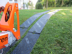 der Boden wird durch diese Schutzplatten beim Einsatz einer Hebebühne geschont